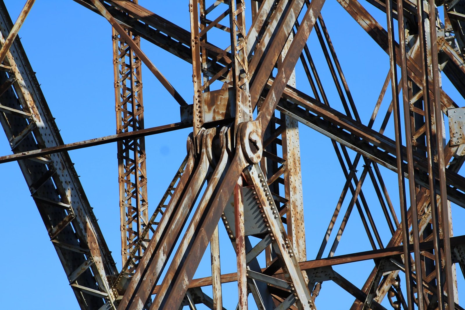 Middle connection, south leaf